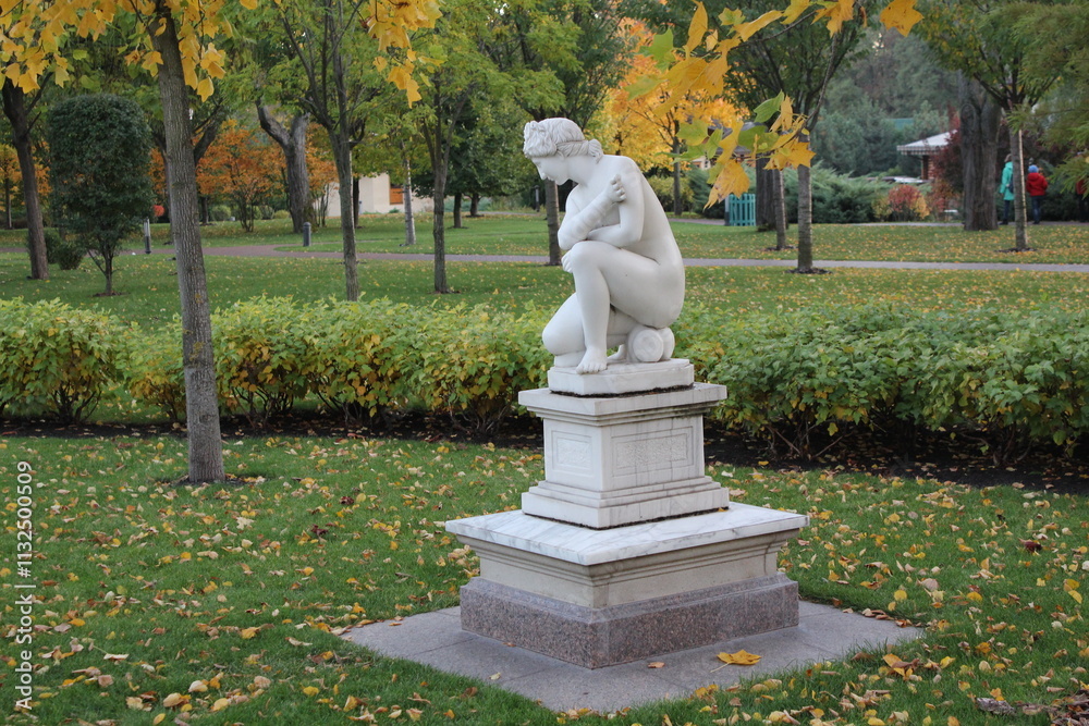 Obraz premium statue in the park