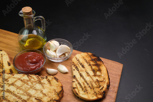 Tagliere con pane tostato e ingredienti per bruschetta, spazio per testo