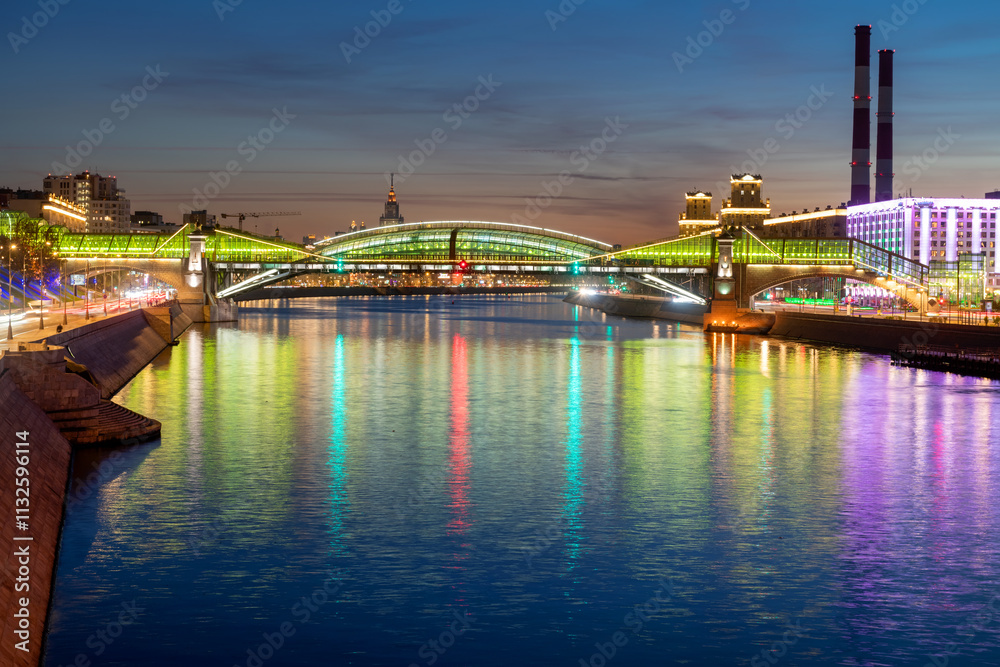 Obraz premium MOSCOW, Russia - October 21, 2024: View of the Bogdan Khmelnitsky Bridge and the Rostov Embankment on an autumn evening
