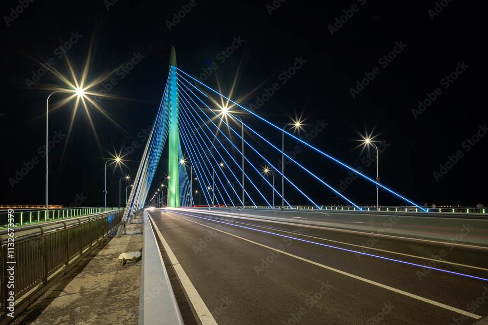 Obraz premium Brilliant Lights on the Bridge at Night