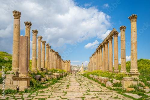 Fotografía Colonnaded Street marks the center of the ancient city, Jerash, in Jordan