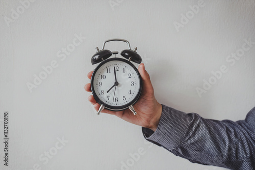Mano sosteniendo un reloj despertador vintage. Generado con IA
