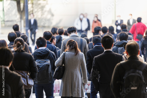 Wallpaper Mural 朝の通勤するビジネスマンたちの後ろ姿　東京 Torontodigital.ca