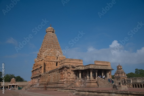 Marvelous architecture of heritage tanjore brihadeeswarar Brihadisvara temple during the golden hour thanjavur big temple sculptures photo