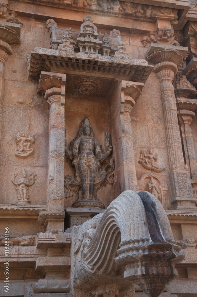 Obraz premium Hindu worship limestone granite stone statues ancient city Ancient Stone Sculpture Stone carvings Tanjore, Darasuram temple