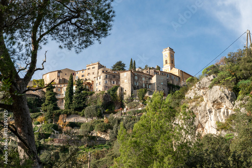 le village d'Eze domine la Méditerranée et offre des panoramas spectaculaires.