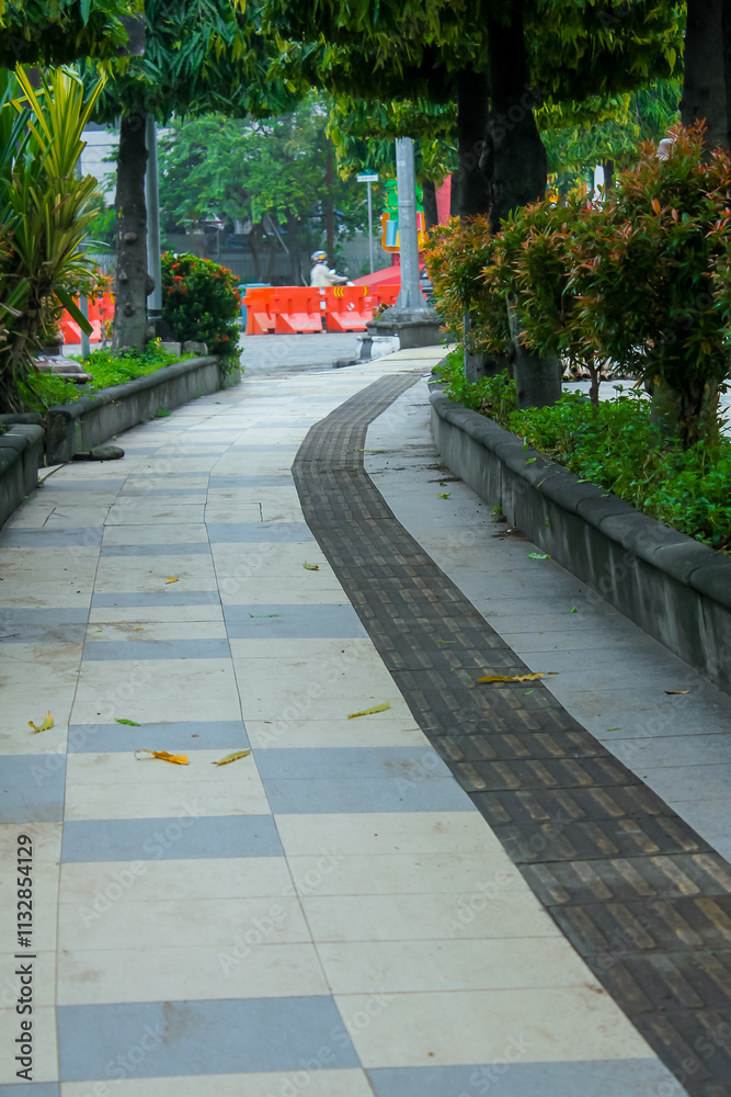 Fototapeta premium leading line composition, the sidewalk is quiet