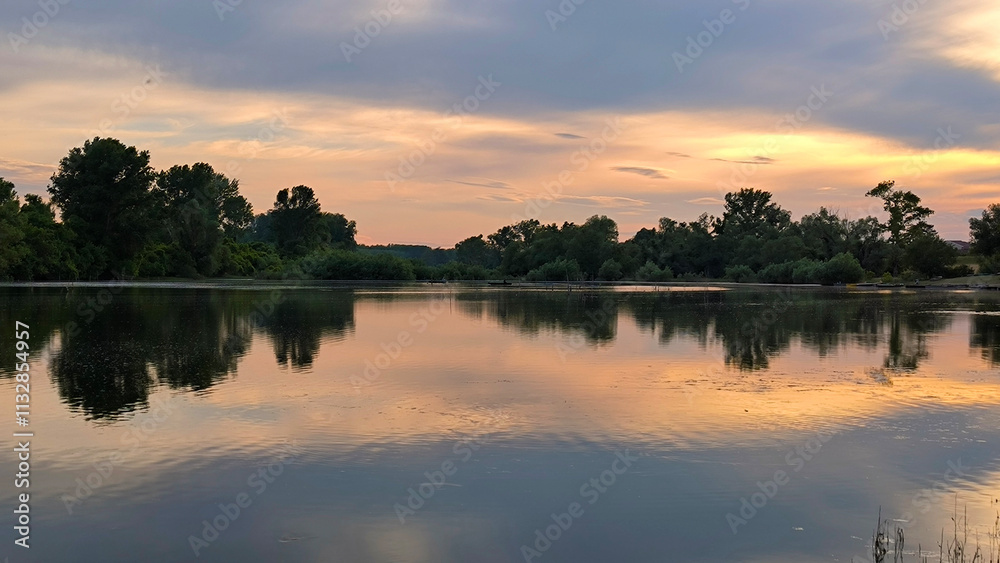 Obraz premium sunset by the Danube river in Novi Sad