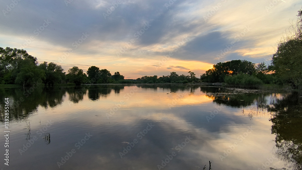 Obraz premium sunset by the Danube river in Novi Sad
