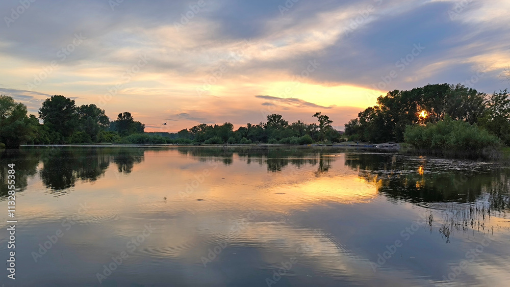 Obraz premium sunset by the Danube river in Novi Sad