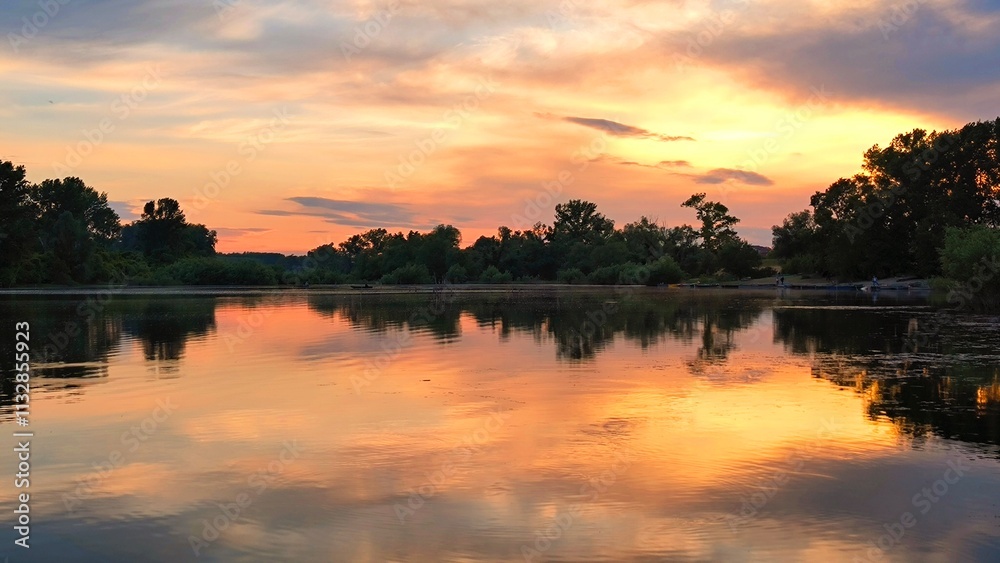 Obraz premium sunset by the Danube river in Novi Sad