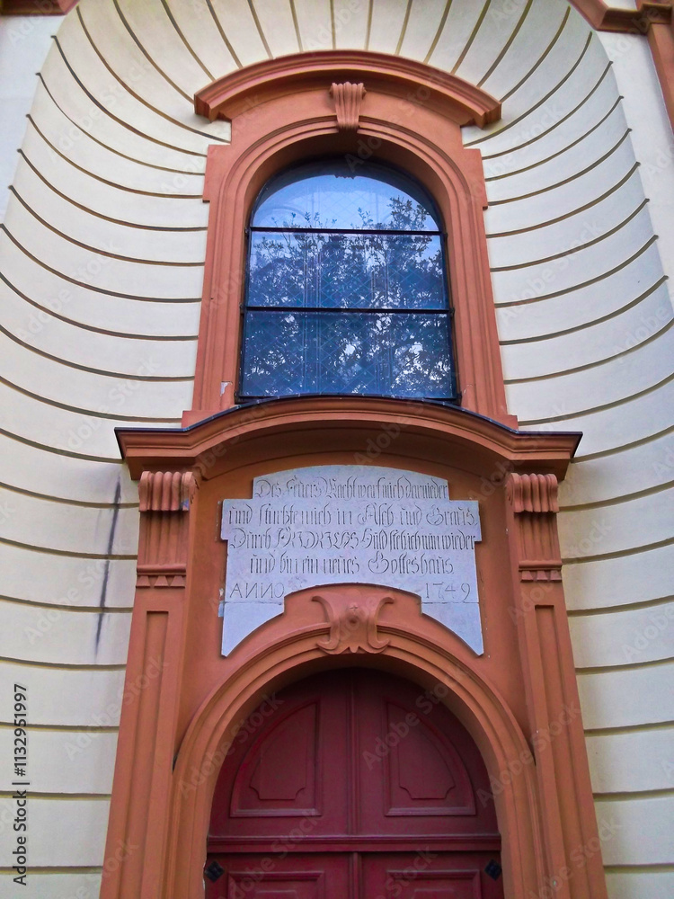 Muschel Portal der Maria Magdalen Kirche mit Zitat - Und bin ein neues Gotteshaus - AИИO 1749