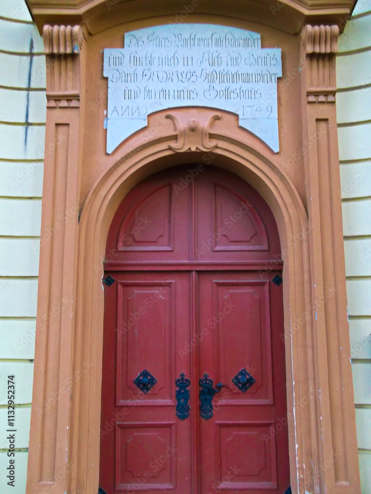 Muschel Portal der Maria Magdalen Kirche mit Zitat - Und bin ein neues Gotteshaus - AИИO 1749