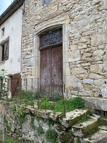 Porte d'entrée d'une maison en pierre abandonnée photo