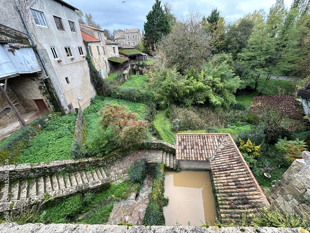 lavoir près du jardin fleuri de castelmoron-d'albret