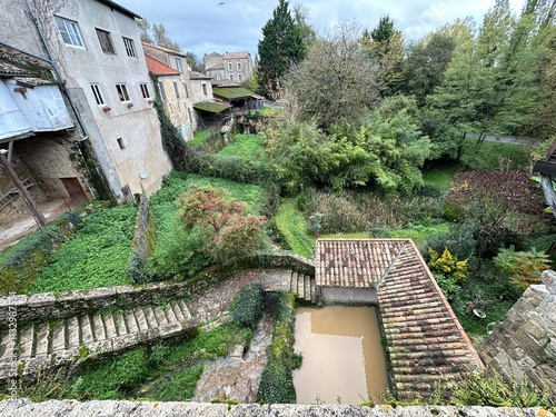 Obraz na płótnie lavoir près du jardin fleuri de castelmoron-d'albret w salonie