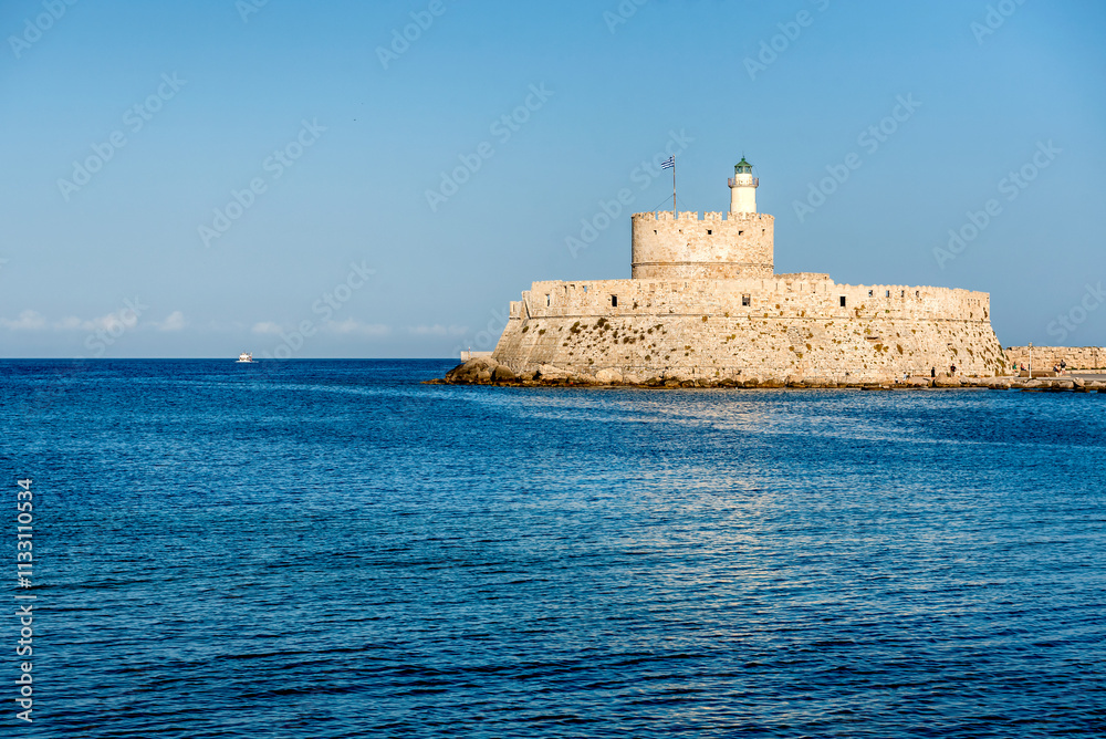 Φωτογραφία Castle Agios Nikolaos with lighthouse as port entrance of historic Mandraki-Port