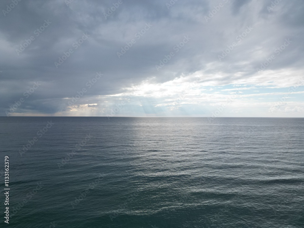 Obraz premium emerald sea horizon clouds cloudy