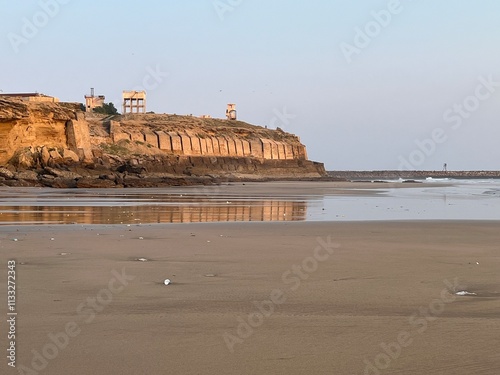 Fotografía Beautiful sunset on Karachi beach in the evening at rocky hills in Karachi