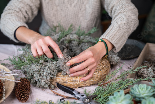 Adventskranz basteln, Dekoration Weihnachten, Kranz mit Moos, Flechten, Sukkulenten, Tannengrün selber machen