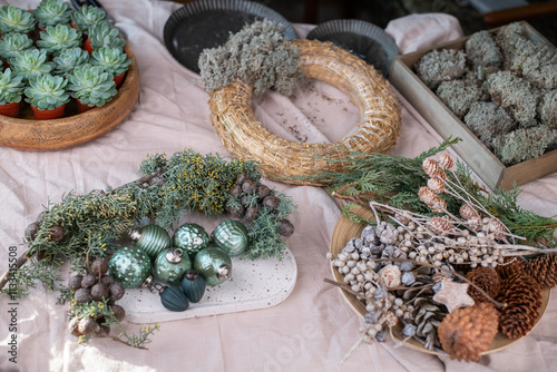 Adventskranz basteln, Dekoration Weihnachten, Kranz mit Moos, Flechten, Sukkulenten, Tannengrün selber machen