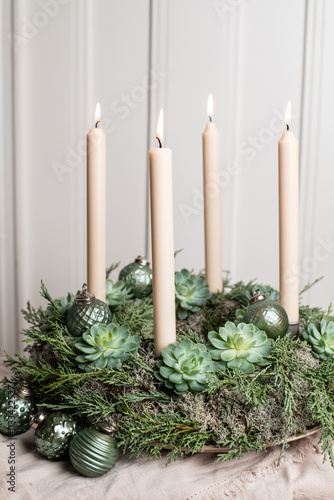 Kranz mit 4 Kerzen für den Advent, Weihnachten dekorieren, festliche Dekoration
