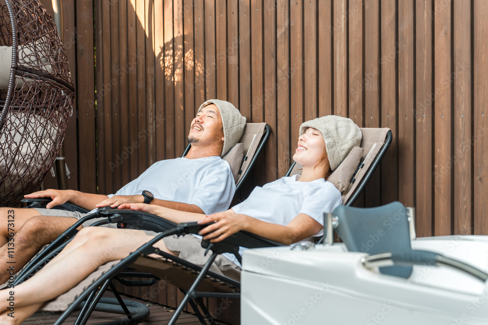 Fototapeta premium サウナハットを被って外気浴するサウナーの夫婦・カップル 
