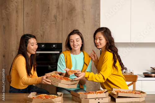 Female friends with tasty p...