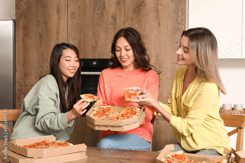 Female friends with tasty p...