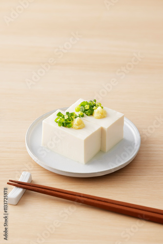 小葱と生姜を乗せた絹豆腐の冷奴　Silken tofu