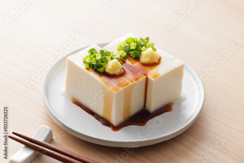 小葱と生姜を乗せた絹豆腐の冷奴　Silken tofu photo