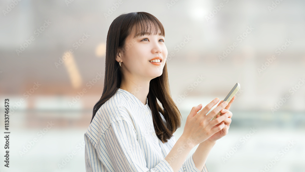 スマホを持つ笑顔の若い女性・ビジネスウーマン スマホを持つ笑顔の若い女性・ビジネスウーマン