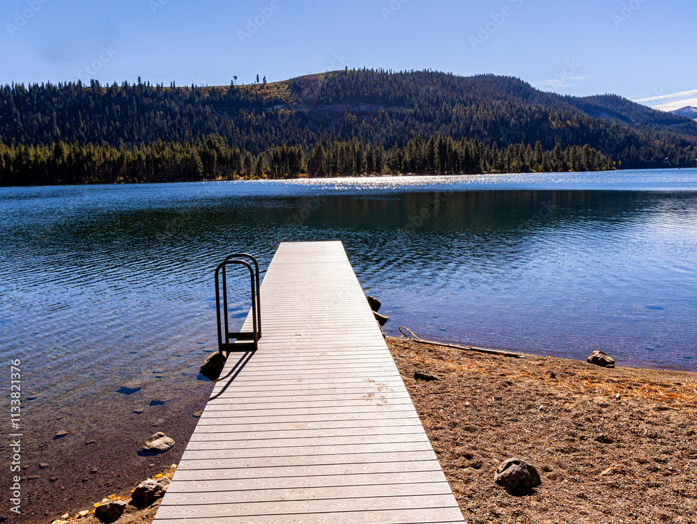 Φωτογραφία Wooden Pier and Mountains Near Shoreline Park, Donner Lake Memorial State Park,