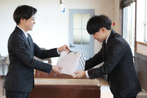 挨拶するビジネスマン