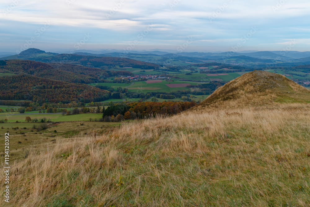 Sonnenuntergang über der Abtsrodaer Kuppe im Herbst, ein Nebengipfel der Wasserkuppe, Biosphärenreservat Rhön, Hessen, Deutschland Sonnenuntergang über der Abtsrodaer Kuppe im Herbst, ein Nebengipfel der Wasserkuppe, Biosphärenreservat Rhön, Hessen, Deutschland