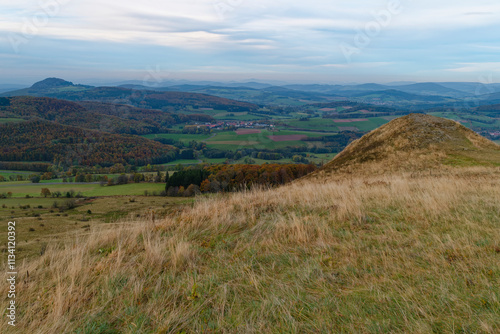 Sonnenuntergang über der Abtsrodaer Kuppe im Herbst, ein Nebengipfel der Wasserkuppe, Biosphärenreservat Rhön, Hessen, Deutschland