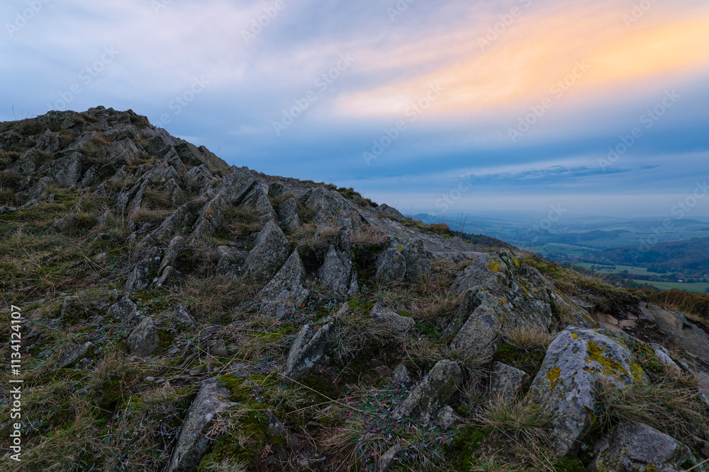 Sonnenuntergang über der Abtsrodaer Kuppe im Herbst, ein Nebengipfel der Wasserkuppe, Biosphärenreservat Rhön, Hessen, Deutschland Sonnenuntergang über der Abtsrodaer Kuppe im Herbst, ein Nebengipfel der Wasserkuppe, Biosphärenreservat Rhön, Hessen, Deutschland