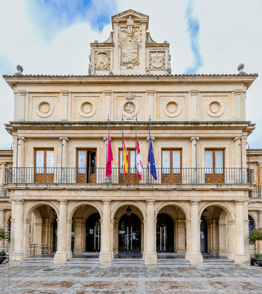 Obraz premium Leon, Spain - November 02, 2024: Exterior facade of the buildings in the Plaza de Saint Marcellus in the city of Leon, Spain