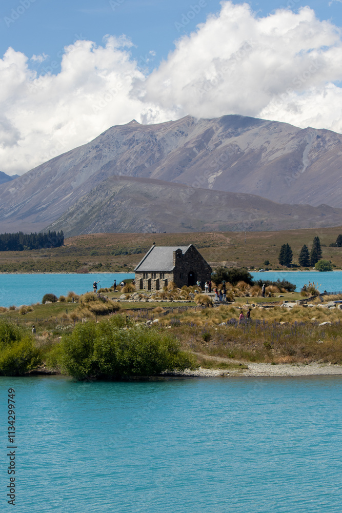 Naklejka premium church in the lake and mountains, new zealand