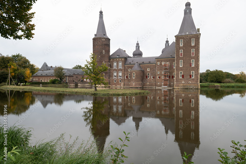 Obraz premium castle on the river