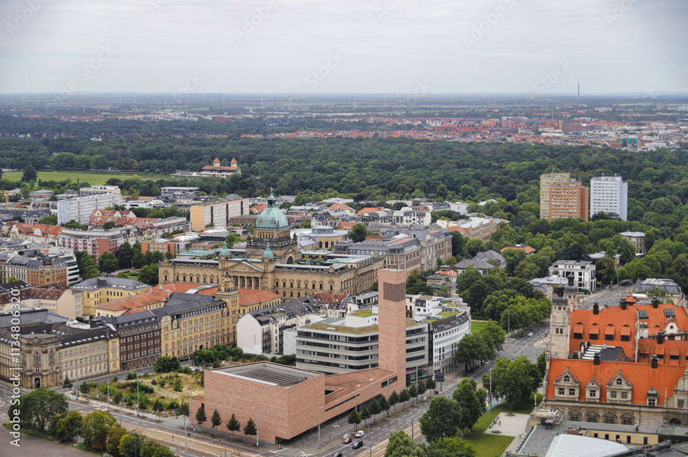 Obraz premium Leipzig, Blick vom Hochhaus der Uni über die St. Trinitatis Kirche zum Bundesverwaltungsgericht