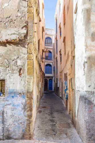 Fototapeta Naklejka Na Ścianę i Meble -  Small street in the pretty town of Essaouira in Morocco