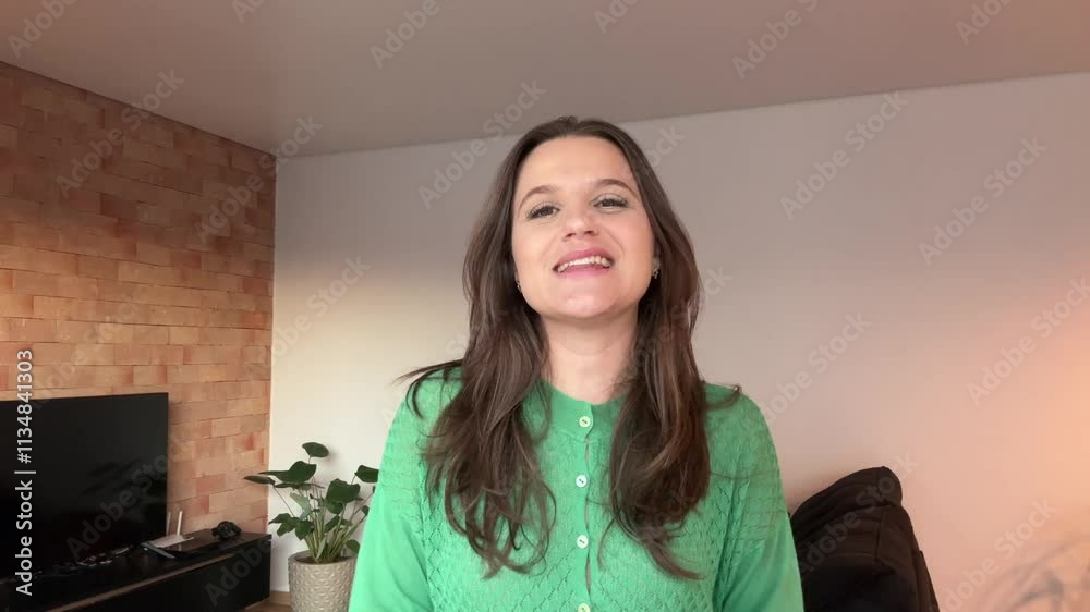 mulher enfluenciadora se apresenta expressão feliz 
