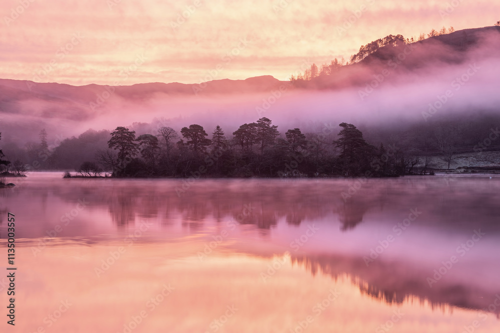Φωτογραφία Stunning beautiful Autumn sunrise atmospheric landscape image of Rydal Water in