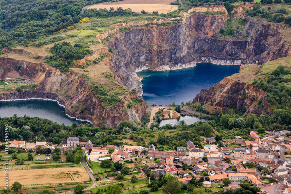 vue aérienne d'une carrière à Le Puy Notre Dame en France