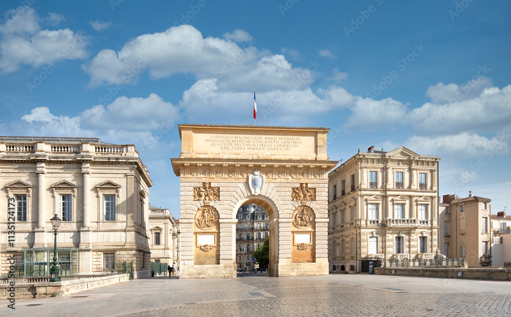 Obraz premium The Historic Arch located in Montpellier, France is beautifully set against a bright blue sky
