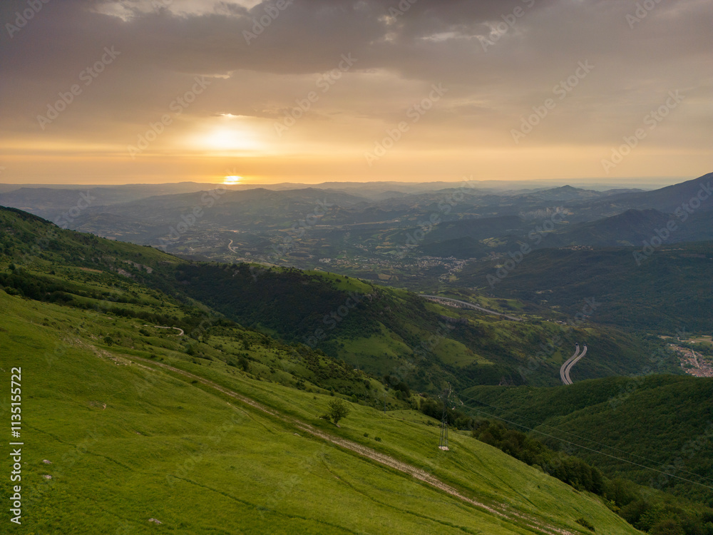 La montagna del Gran Sasso in Abruzzo. un paesaggio all'alba. una meravigliosa vista aerea