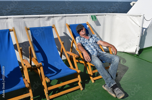 Mann schläft auf dem Schiff nach Helgoland 