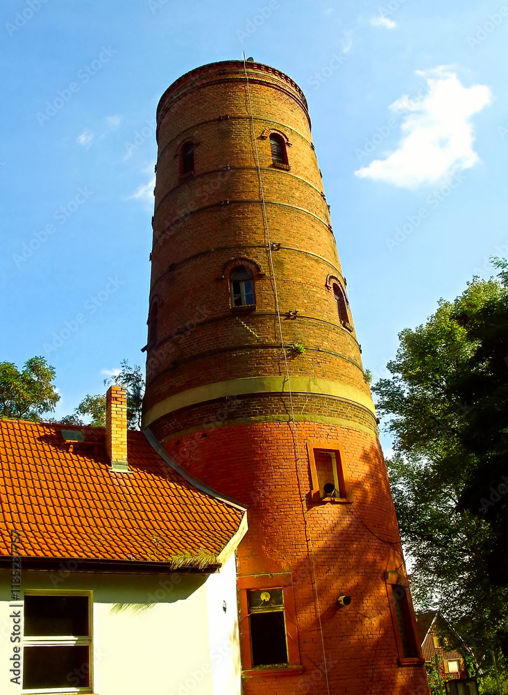 Ein ehemalieger Wasserturm aus Ziegelsteine