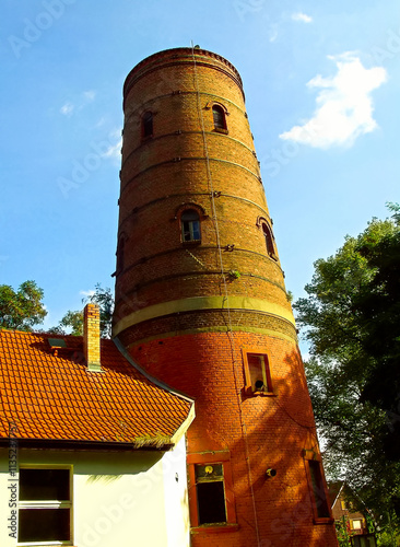 Obraz na płótnie Ein ehemalieger Wasserturm aus Ziegelsteine w salonie